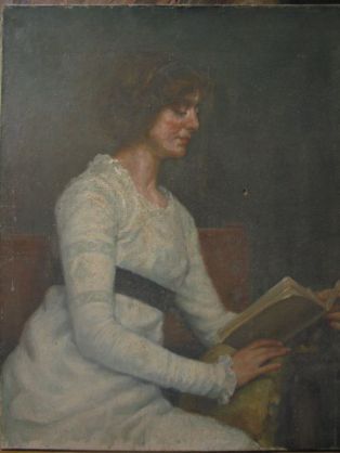 Portrait de jeune femme lisant