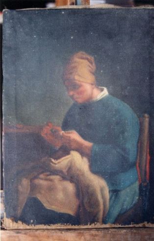 Femme cousant coiffée d’un turban jaune