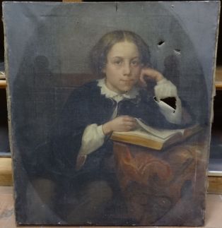Portrait de jeune homme lisant