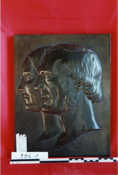 Bas-relief ; Médaillon de Robert Houdin et de sa femme