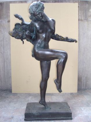 Statue ; Bacchante dansant