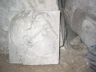 Bas relief ; Profil d’empereur