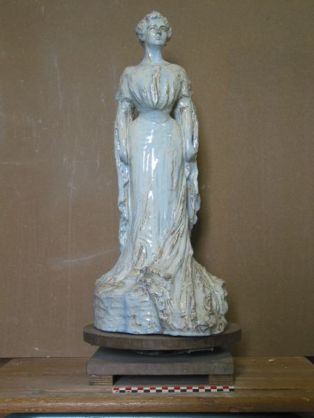 Statuette ; Femme debout