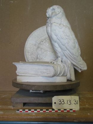 Statuette ; Chouette avec livre et médaille de Palas