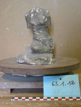 Statuette ; Femme assise sans tête