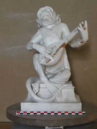 Statuette ; Singe jouant de la guitare