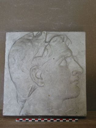 Bas relief ; Profil d’empereur antique