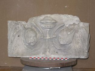 Bas relief décoratif ; Deux têtes de putti (paire d’ailes sur la tête) au milieu de rinceaux