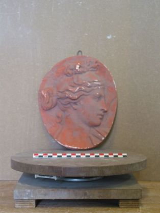 Médaillon ovale ; Profil de jeune femme avec noeud sur la tête