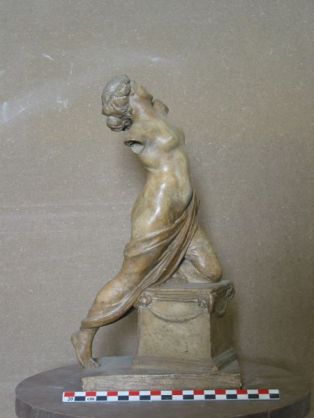 Statuette ; Femme nue avec un genou sur un socle