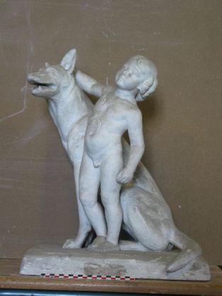 Statue ; Enfant avec un chien
