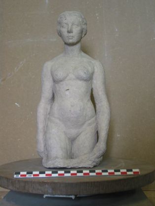 Statuette ; Femme debout, nue, coupée aux cuisses