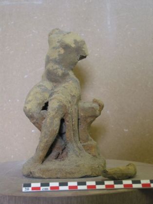 Statuette ; Femme assise sur un socle