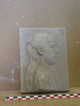 Bas relief ; Suzanne