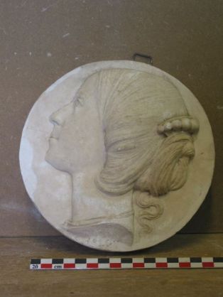 Médaillon ; Profil de femme avec une broche perlée dans les cheveux