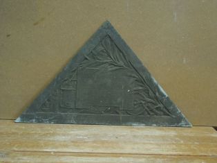 Bas relief triangulaire ; L’Industrie ?