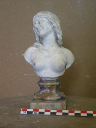 Statuette ; Buste de femme seins nus