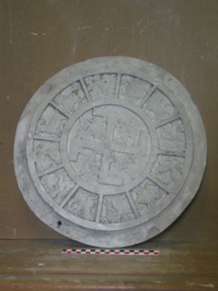 Médaillon ; Motif décoratif avec croix gammée et signes du zodiaque