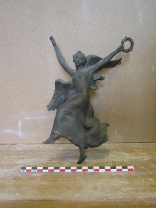Statuette ; Victoire ailée (?)