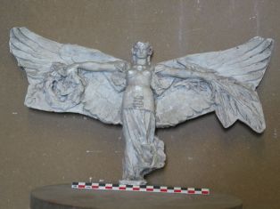 Statuette ; Allégorie de la Victoire ailée portant des palmes et une couronne de lauriers