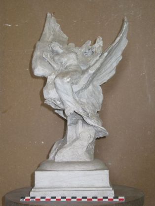 Statuette ; Personnage couronné de lauriers, tenant une lyre, est emmené sur les ailes d’un aigle.