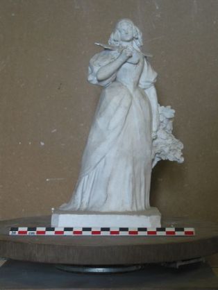 Statuette ; Etude de costume : Louis XIII
