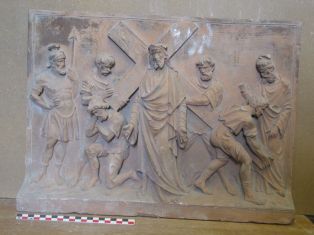 Bas relief ; Chemin de Croix, 2e station : Jésus est chargé de sa Croix