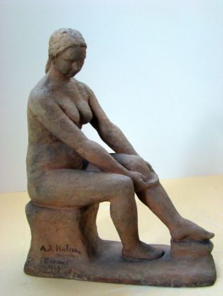 Statuette ; Femme assise mettant son bas