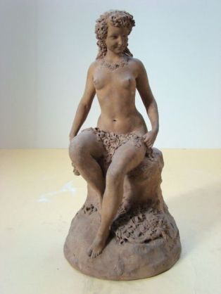 Statuette ; Femme avec guirlande de fleurs
