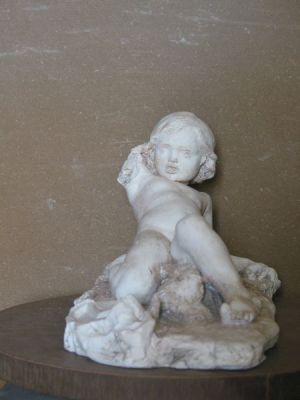 Statuette ; Enfant et scarabée