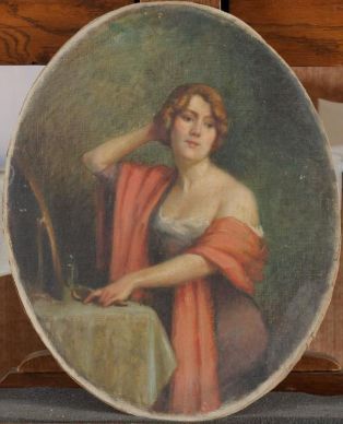 Portrait de jeune femme rousse à sa toilette