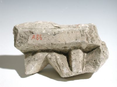 Fragment de décor de stuc (A.86)