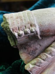 Sculpture, XVe s., détail des brides d'une manche, traces de polychromie ; © Philippe Bon ; © Ph. Bon, serv. cult. musée Charles VII, ville de Mehun-sur-Yèvre