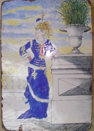 céramique représentant une femme en habit XIXème siècle