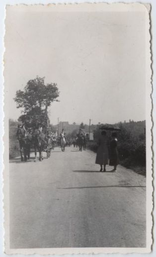 tirage photographique ; Pastorale de Roland - Deuxième représentation - Le 18 mai 1936 (les acteurs à cheval vont défiler dans les rues de Mauléon)