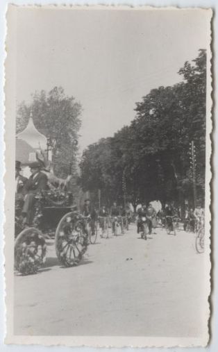 tirage photographique ; Pastorale de Roland - Deuxième représentation - Le 18 mai 1936 (les acteurs à cheval vont défiler dans les rues de Mauléon)