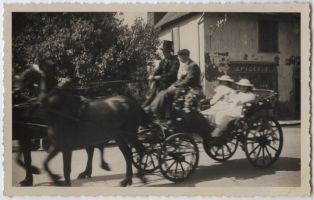 carte postale ; Pastorale de Roland - Deuxième représentation - Le 18 mai 1936 (les acteurs à cheval vont défiler dans les rues de Mauléon)