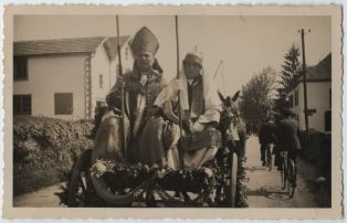carte postale ; Pastorale de Roland - Deuxième représentation - Le 18 mai 1936 - L'archevêque Robera et le patriarche de Jérusalem (les acteurs à cheval défilent à Mauléon)