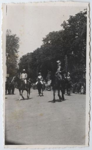 tirage photographique ; Pastorale de Roland - Deuxième représentation - Le 18 mai 1936 - L'archevêque Robera et le patriarche de Jérusalem (les acteurs à cheval défilent à Mauléon)