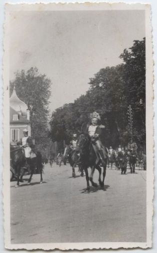 tirage photographique ; Pastorale de Roland - Deuxième représentation - Le 18 mai 1936 - L'archevêque Robera et le patriarche de Jérusalem (les acteurs à cheval défilent à Mauléon)