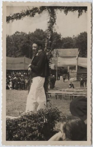 carte postale ; Pastorale de Roland - Deuxième représentation - Le 18 mai 1936 - Un gardien de la scène