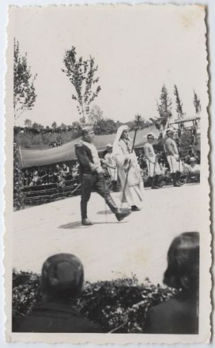 tirage photographique ; Pastorale de Roland - Deuxième représentation - Le 18 mai 1936 - Le patriarche demande à Charlemagne de venir au secours de Jérusalem (p28)
