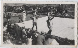 tirage photographique ; Pastorale de Roland - Deuxième représentation - Le 18 mai 1936 - Floripe dit à son père (Larmirant) qu'elle gardera les prisonniers (p81)