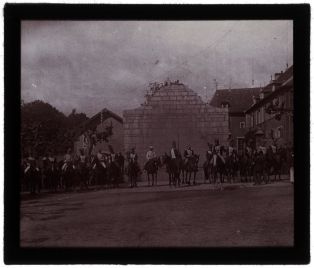 plaque de verre photographique ; Pastorale à Mauléon en 1924, des cavaliers devant le fronton