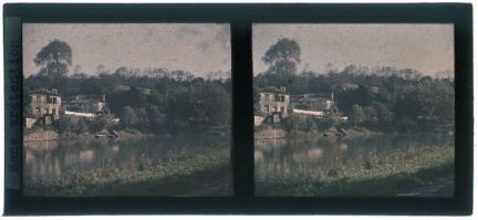 plaque de verre photographique ; Vieilles maisons au bord de la Nive