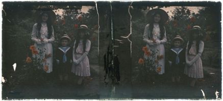 plaque de verre photographique ; Trois enfants posant dans un jardin
