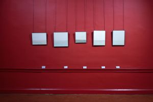 Piet Moget : constance et curiosités. Parcours d'art, salle rouge ; © LAUTHELIN Catherine ; © Ville de Narbonne ; ©  Palais-Musée des Archevêques de Narbonne