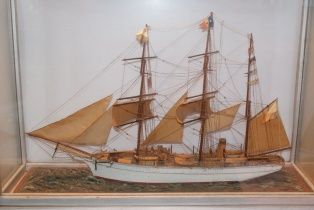 Maquette du “Pourquoi Pas?”, navire de Charcot ; Maquette du “Pourquoi Pas?” (972.006.006)