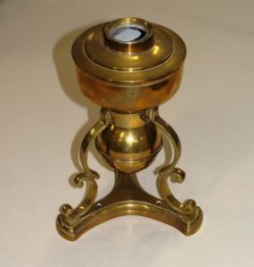 Lampe de marine, réservoir muni d’une suspension à la cardau
Provient du “Pourquoi Pas?” (?) ; Lampe de marine provenant du “Pourquoi pas?” (973.012.008)