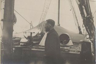 Trois albums de photographies se rapportant pour la plupart aux expéditions polaires de Charcot : 1908,1909 et 1910 ; Expéditions polaires Charcot, 1908,1909,1910 (973.012.011)